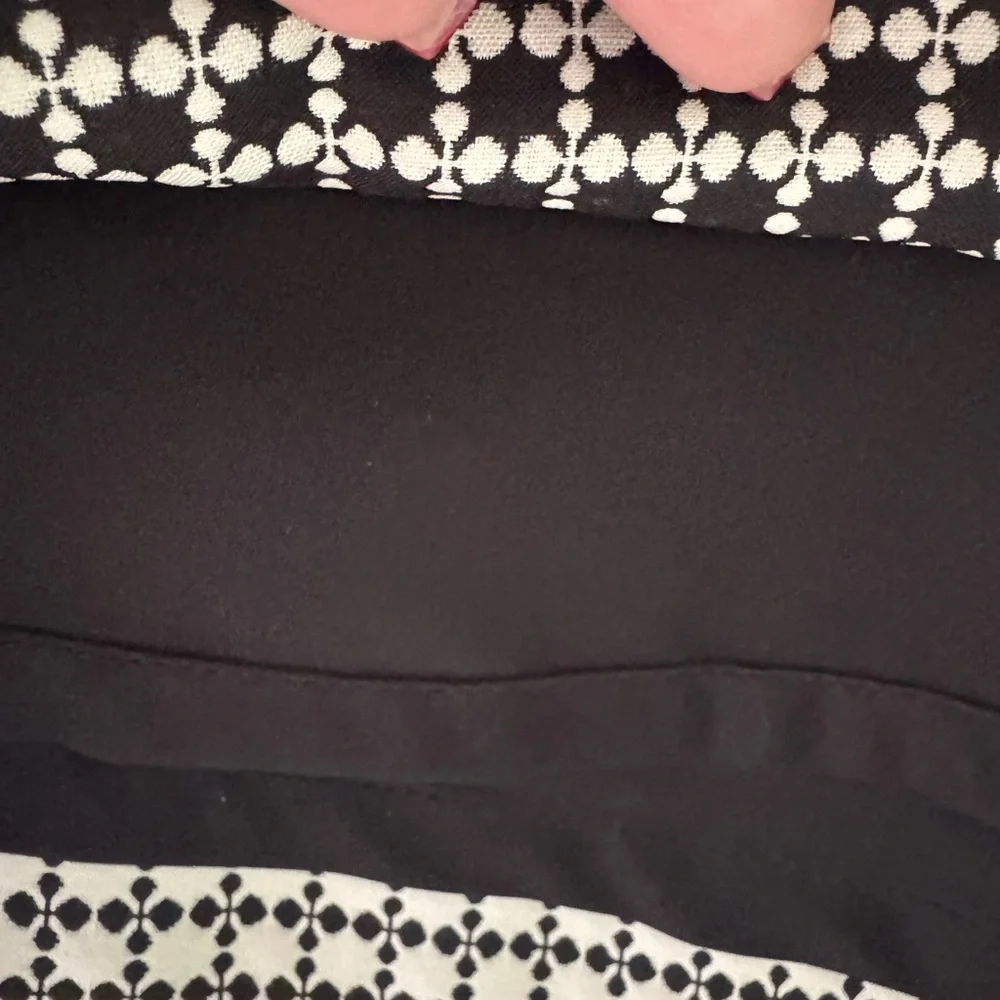 Banana Republic black and white Patterned Pencil Skirt size 10 with pockets
